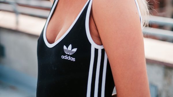 Britse reclamewaakhond verbiedt Adidas reclame over sportbh's