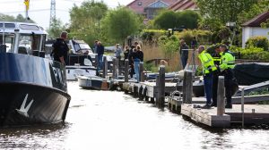 Thumbnail voor Schipper raakt onwel en vaart met immens vrachtschip Friese woonwijk in