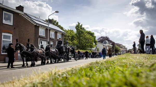 Veel mensen langs route rouwstoet voor slachtoffer schietpartij Alblasserdam