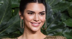 Thumbnail voor Komkommer en kwel: Kendall Jenner kan geen gezonde snack snijden - tot hilariteit van velen