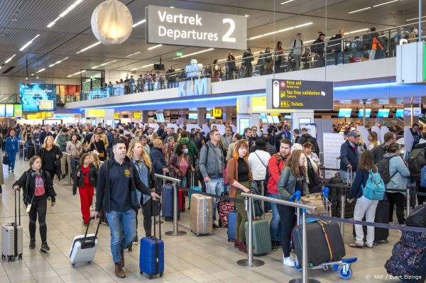 Protestacties 'tegen groeiende overlast en vervuiling vliegverkeer' op zes vliegvelden