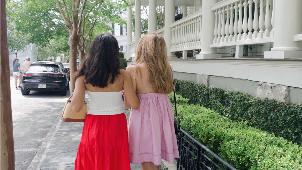 Vriendinnen die over straat lopen.