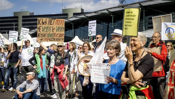 betogers-bijeen-protest-op-luchthavens-tegen-vervuiling-en-overlast