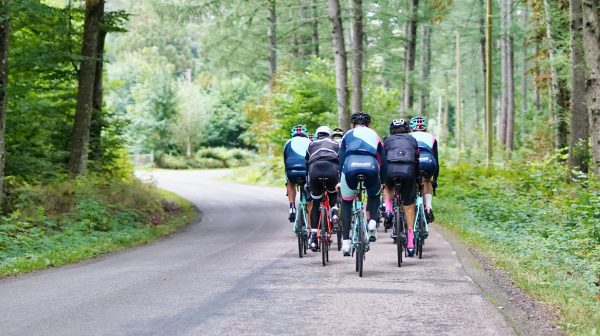 Twee wielrenners gewond na mogelijk opzettelijke aanrijding