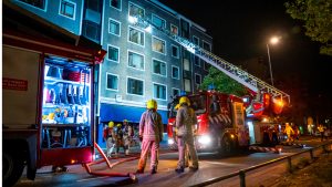 Thumbnail voor Grote brand in Rotterdamse flat, 30 mensen geëvacueerd