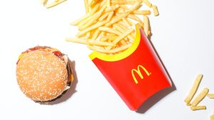 Thumbnail voor McDonald's kondigt vertrek uit Rusland aan: 850 restaurants in de verkoop