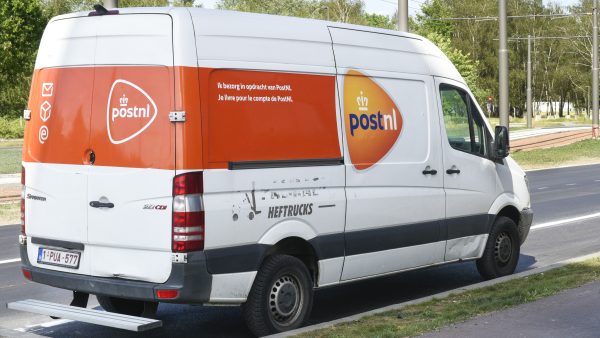 Bestelbusje PostNL België rijdt helling af zonder chauffeur: twee doden