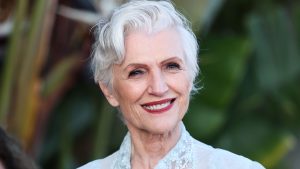 Thumbnail voor Maye Musk schittert als oudste vrouw op cover 'Sports Illustrated' (en dat ook nog in badpak)