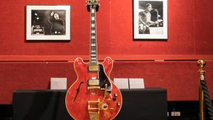 Thumbnail voor Kapotte Oasis-gitaar geveild voor 385.000 euro