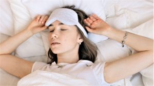 Thumbnail voor Dit is waarom je beter niet met oorbellen in kunt slapen