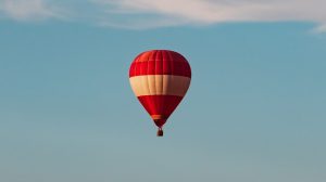Thumbnail voor Luchtballon maakt noodlanding op Limburgs voetbalveld