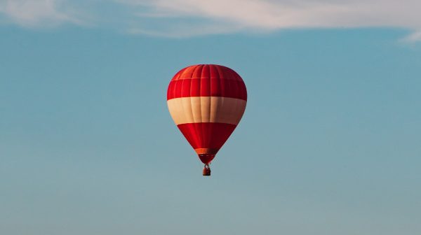 Luchtballon maakt noodlanding op Limburgs voetbalveld