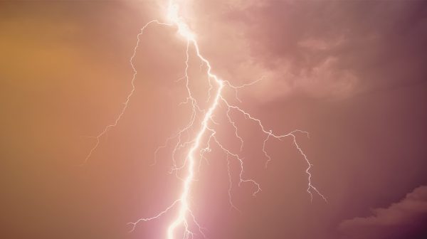 Niet douchen en bomen vermijden: dit zijn de feiten en fabels over (schuilen voor) onweer