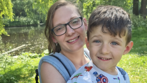 Thumbnail voor Lilla's zoon (3) prikt zich aan vermoedelijke drugsnaald in speeltuin: 'Ik voel mij als moeder schuldig'