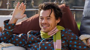 Thumbnail voor Rupsje Nooitgenoeg: Harry Styles draagt gestreept pak en Twitter giert