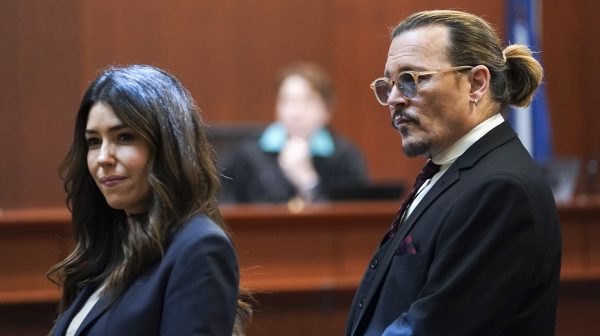Wat speelt er tussen Johnny Depp en zijn advocaat?