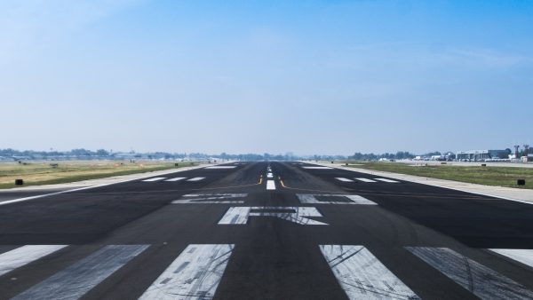 Dronken Nederlandse vrouw probeert auto op landingsbaan te parkeren