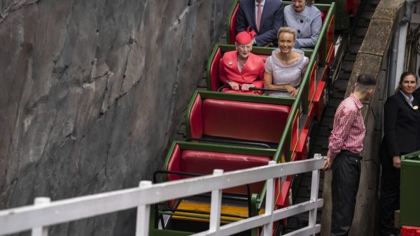 Lef op leeftijd: Deense koningin Margrethe (82) maakt jubileumritje met achtbaan