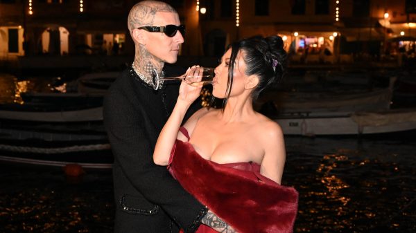 Mr. And Mrs. Barker: Kourtney Kardashian en Travis Barker getrouwd in Italië