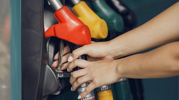 Benzine vanaf volgende week 50 cent goedkoper dan in Nederland