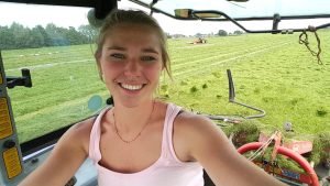 Thumbnail voor Eline (22) is trotse tractor-bestuurder: 'Vakkenvullen was echt niets voor mij'
