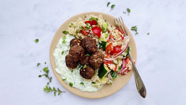 Griekse orzo salade met gehaktballetjes en tzatziki