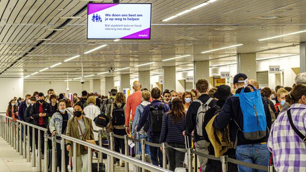 Schiphol: lange wachtrijen bij security door te weinig beveiligers
