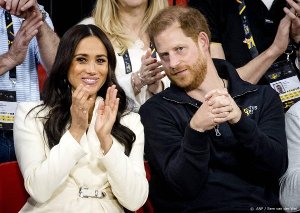 Meghan trakteert Harry op kus na polo-overwinning