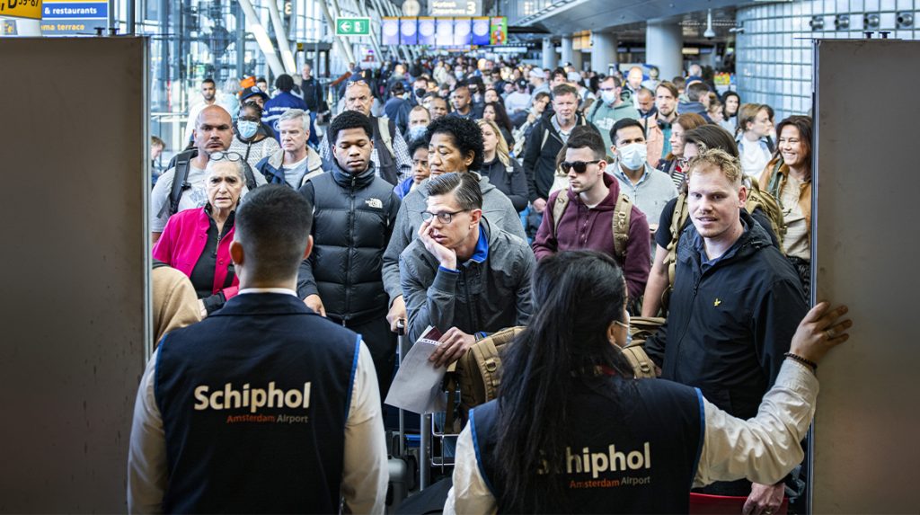 Poging tot bestorming veiligheidscontrole zorgt voor chaos op Schiphol