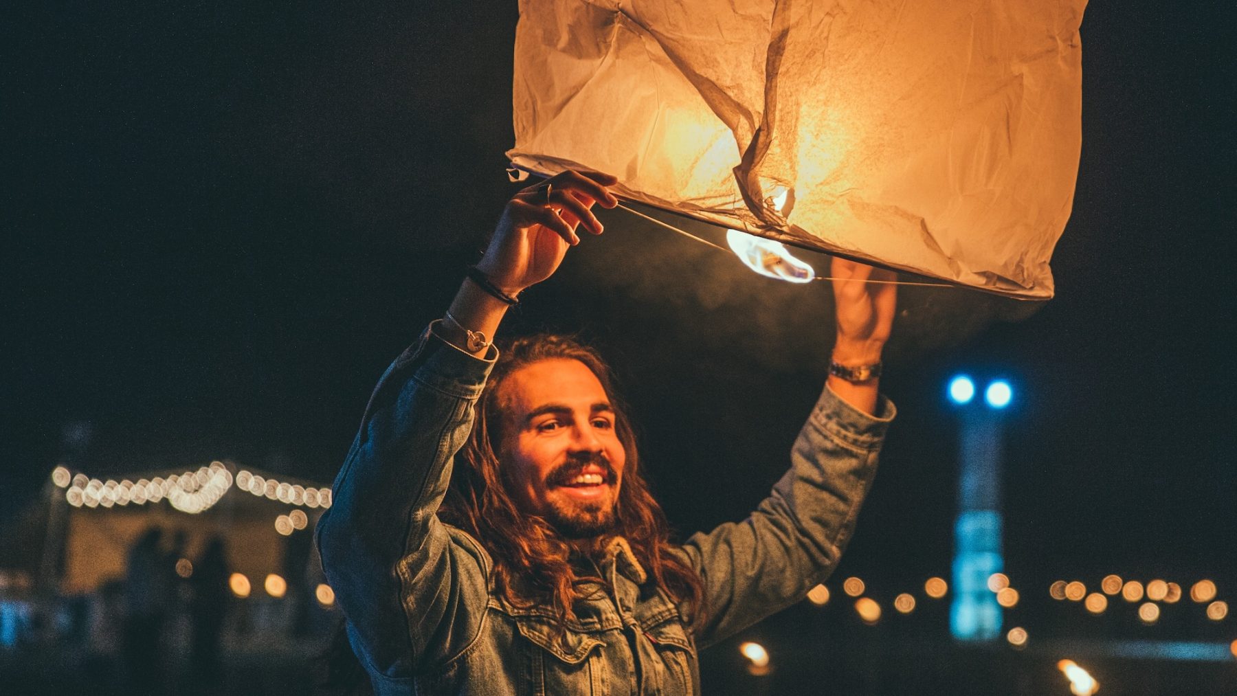 Kims aanzoek: 300 lampionnen en een restaurant, middenin de woestijn