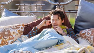 Thumbnail voor Slaap zacht: Harry Styles vertelt in z'n pyjama een verhaal voor het slapengaan