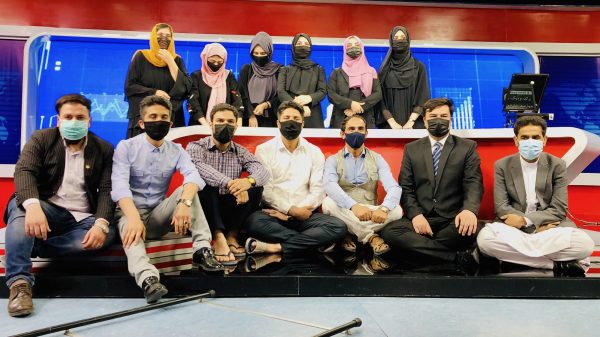 mannelijke-nieuwslezers-dragen-mondkapje-vrouwelijke-collega's-steunen