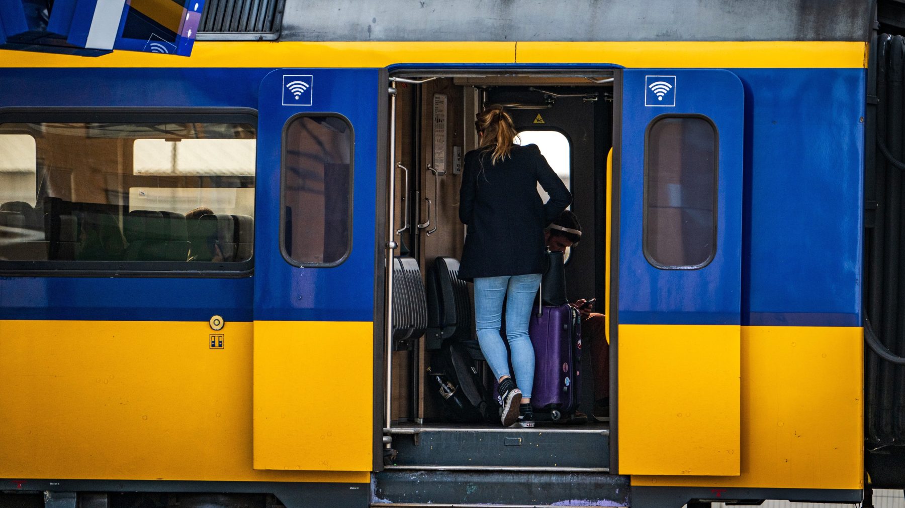 Vrouw (19) veertig minuten lang aangerand in de trein - LINDA.nl