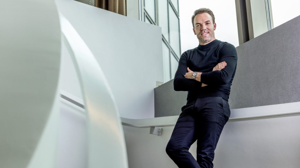 Kartonnen Lamborghini van Olivier (12) tentoongesteld bij F1-coureur Doornbos