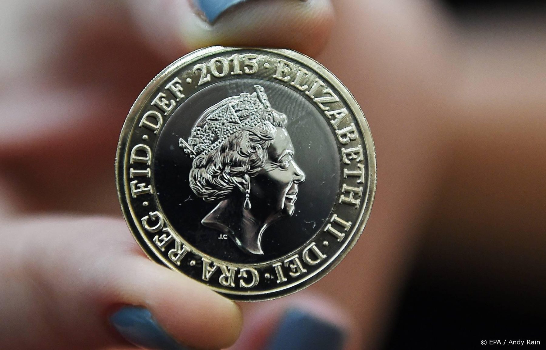 The Queen XXL: Elizabeth krijgt grootste munt ooit voor jubileum