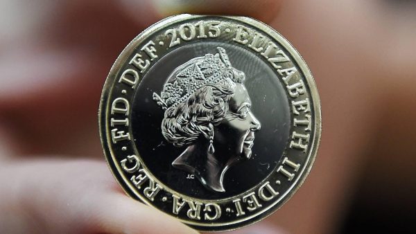 The Queen XXL: Elizabeth krijgt grootste munt ooit voor jubileum