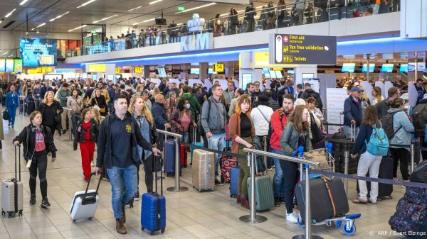 KLM stopt tijdelijk verkoop tickets voor vluchten vanaf Schiphol