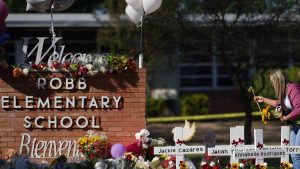 Thumbnail voor Echtgenoot van doodgeschoten lerares Texas 'gestorven aan gebroken hart'