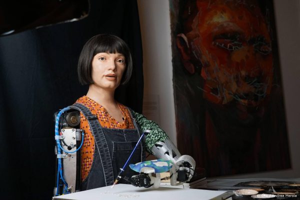 Deze robot maakte een schilderij van jubilerende Queen (en ze lijkt nog ook)