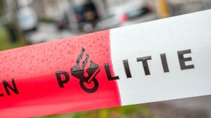 Thumbnail voor Auto belandt op schoolplein in Enschede na harde botsing
