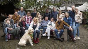 Thumbnail voor Inge Kamp (60) deelt spannende speeltjes uit tijdens 'Boer zoekt vrouw'-reünie