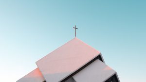 Thumbnail voor Pastoor voor volle kerk beschuldigd van seksueel misbruik: 'Ik was 16'