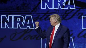 Thumbnail voor Trump over wapenwetgeving: 'Het bestaan van het kwaad is reden om burgers te bewapenen'