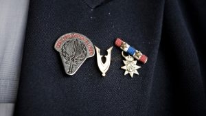 Thumbnail voor John Althuizen (97) krijgt na 78 jaar erkenning door Veteranenspeld