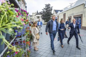 Koningspaar met burgemeester Prevoo