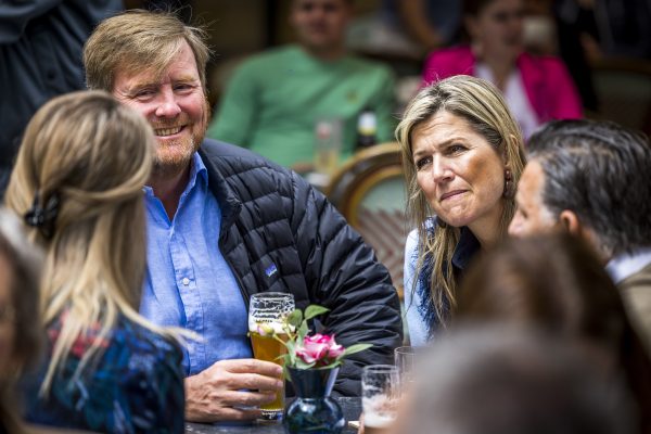 Koningspaar brengt verrassingsbezoek aan Valkenburg, bijna een jaar na extreme wateroverlast