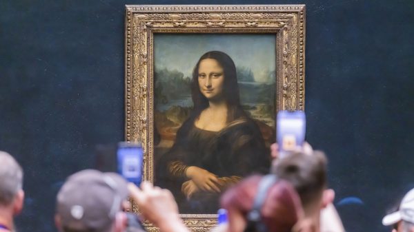 Bezoeker valt de Mona Lisa aan met een taart