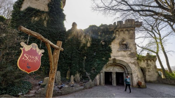 Sanne bouwt replica van Spookslot dat binnenkort uit Efteling verdwijnt