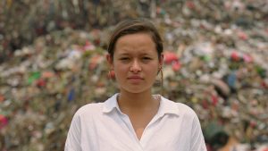 Thumbnail voor Melati (20) zet zich sinds twaalfde al in voor klimaat: 'Vroeger lag onze handdoek naast bergen plastic'