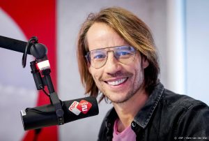 Vertrek Giel Beelen bij 'NPO Radio 2' blijkt grap, zegt 'BNNVARA'